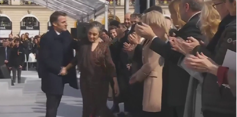 لماذا صدّت المغنية الفرنسيّة ماكرون حين همّ بمناسبة احتفاليّة على تقبيلها؟