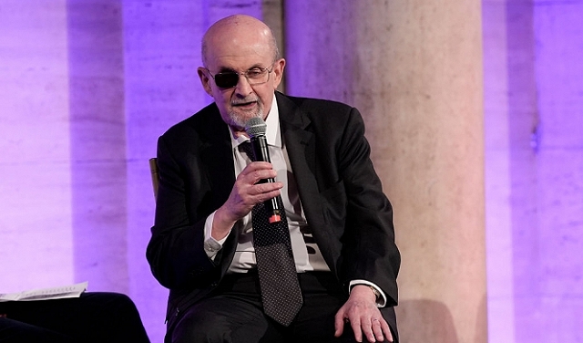 سلمان رشدي يكتب "السكين" ليجول على محاولة اغتياله