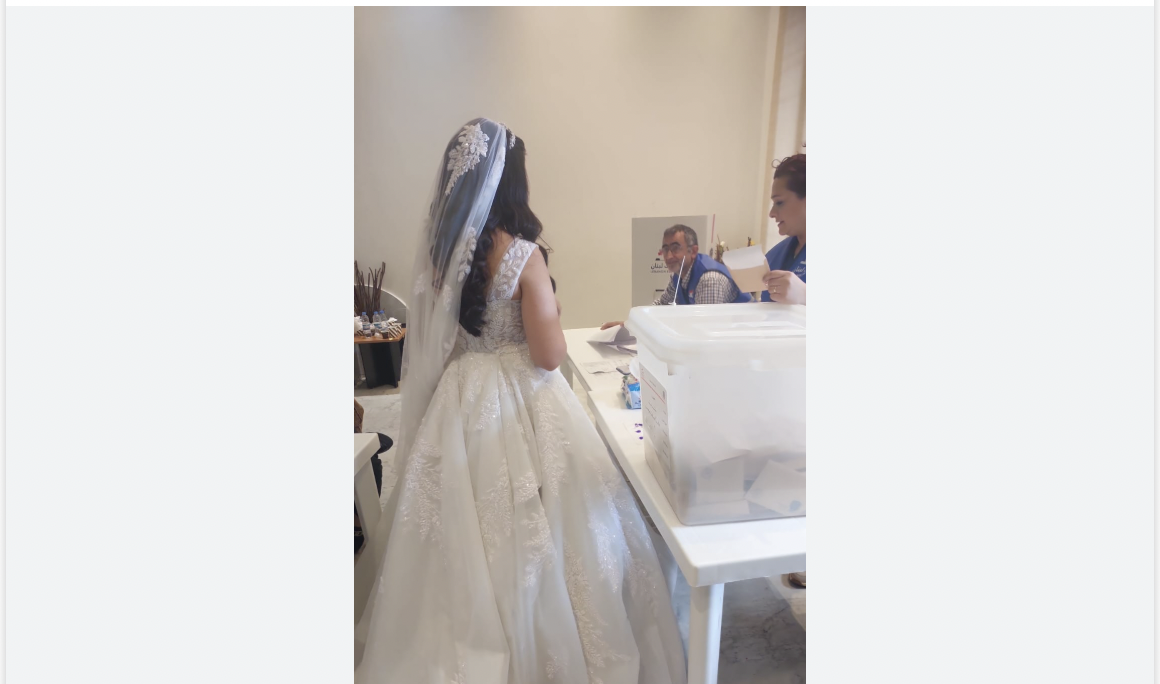 في لباس غير مألوف...هكذا اقترعت في إحدى البلدات اللبنانية