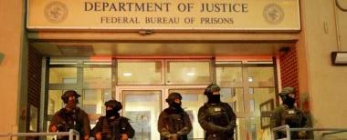 "الجحيم على الأرض" نظرة من داخل السجن الذي يُحتجز فيه مادورو