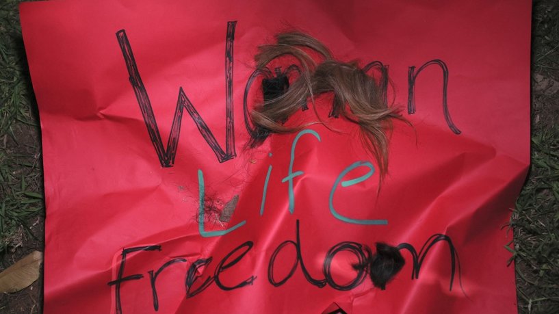 هل تلتف خُصل النساء حول "رقبة" النظام في إيران؟