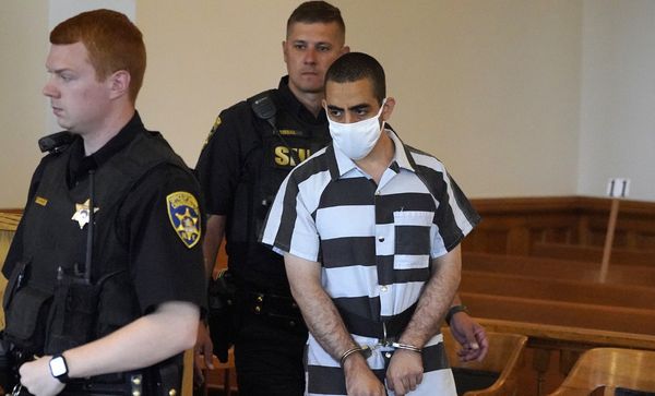 تهمة جديدة الى "طاعن" سلمان رشدي: الإنتماء الى "حزب الله"