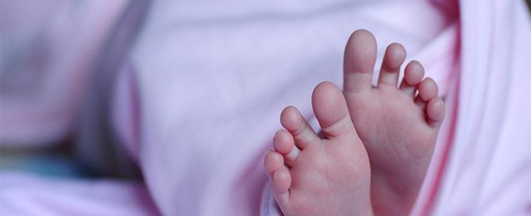 ألقته أمه من النافذة... وفاة طفل حديث الولادة