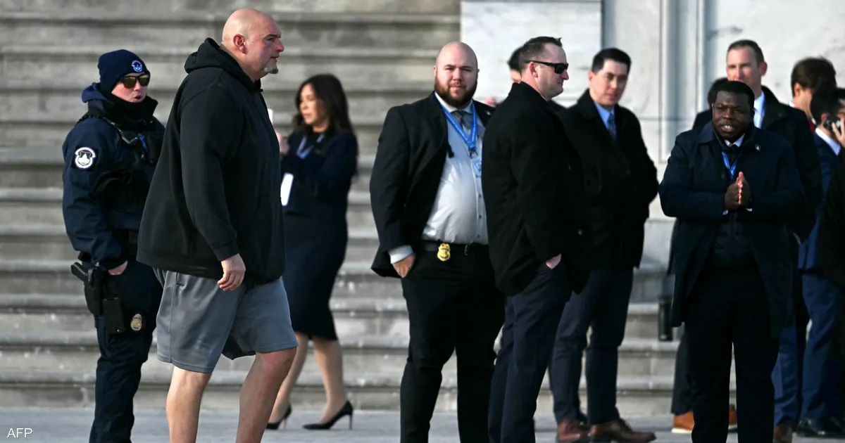 ارتدى "شورتًا" وحذاءً رياضيًا.. السيناتور الذي خطف الأنظار في تنصيب ترامب!