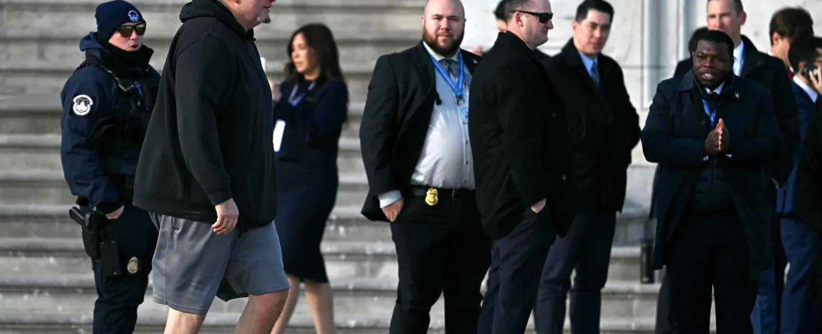 ارتدى "شورتًا" وحذاءً رياضيًا.. السيناتور الذي خطف الأنظار في تنصيب ترامب!