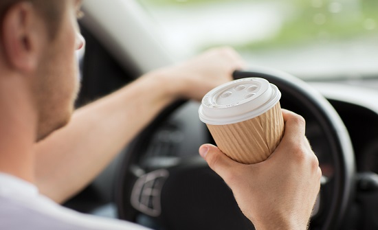 لماذا يجب توخّي الحذر عند شرب القهوة بكثرة أثناء القيادة؟