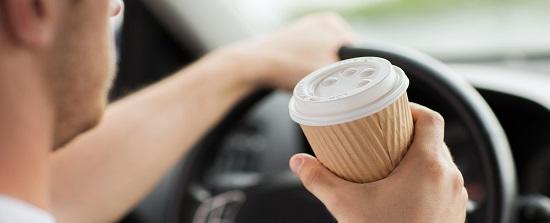 لماذا يجب توخّي الحذر عند شرب القهوة بكثرة أثناء القيادة؟