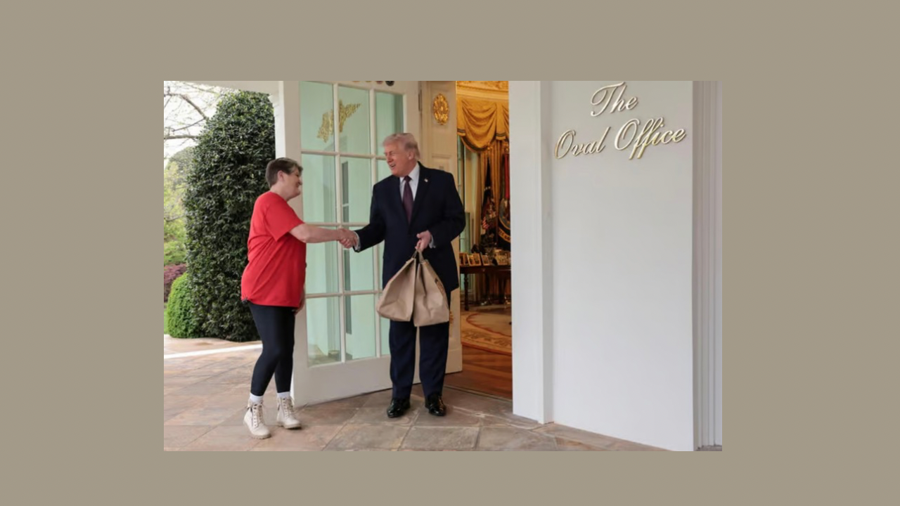 ترامب  وعاملة الديليفيري