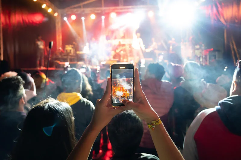 المرح لم يعد للترويح عن النفس... إنما للسوشيل ميديا