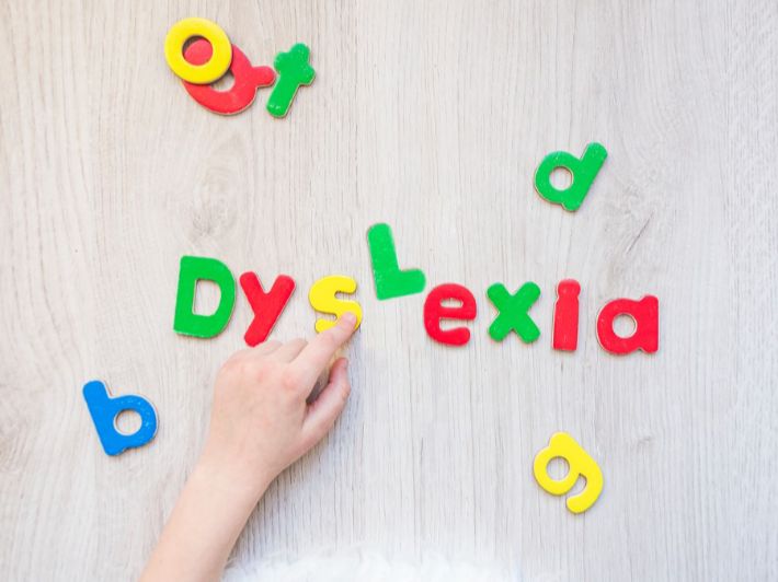 نحو ١٠٪ من سكان العالم يعانون منه.. ما هو "عسر القراءة أو "ديسليكسيا"