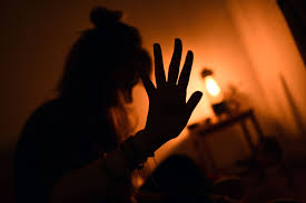 حيلة ذكية تنقذ امرأة من الاغتصاب في اللحظات الأخيرة