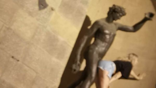 السلطات الإيطالية تطارد امرأة "إعتدت جنسيًّا " على تمثال الإله باخوس