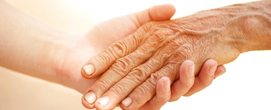 ليس بالغذاء أو الرياضة يُحدّد طول العمر… بل بهذا العامل