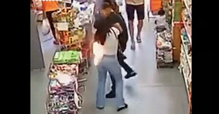 فيديو.. لحظة مرعبة لانفجار هاتف محمول في جيب امرأة