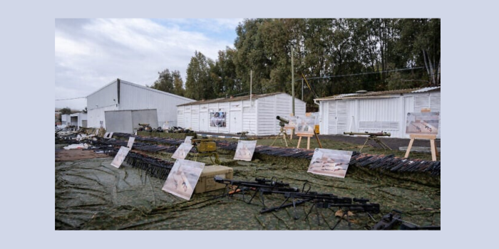 اسرائيل تستعرض الأسلحة والذخائر التي استولت عليها من "حزب الله"