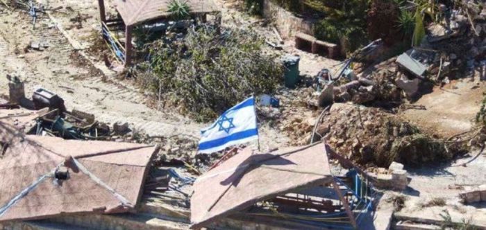 في خطوة رمزية تنال من "أسطورة" حزب الله.. اسرائيل ترفع علمها في مارون الراس