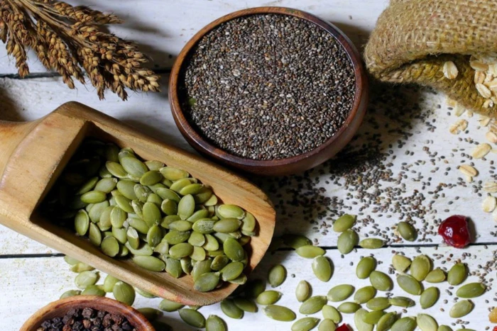 بذور اليقطين أم الشيا.. أيهما أغنى بالألياف والمغنيسيوم والبروتين؟