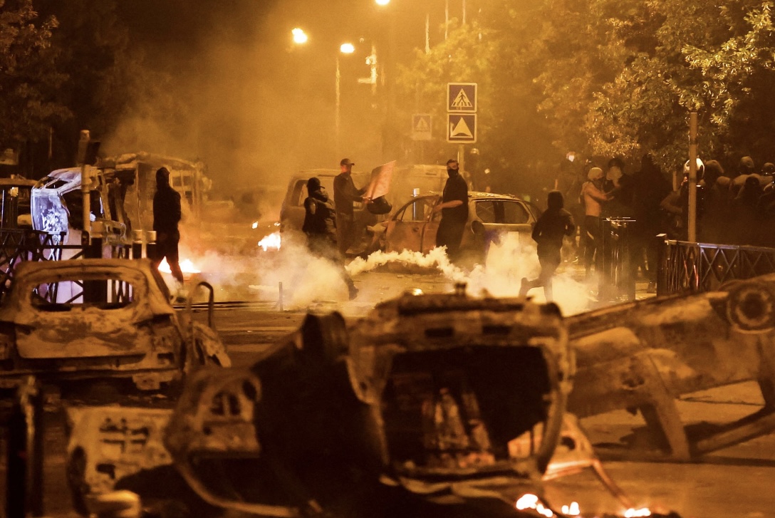 الأمم المتحدة تتّهم فرنسا "المحترقة": "مشاكل عنصرية جدية" في صفوف قوات الأمن