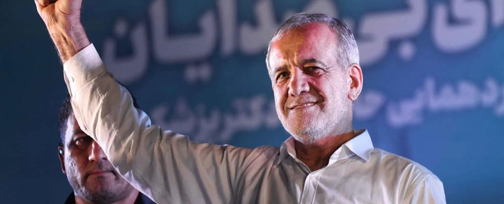 متوعّدة بالردّ.. إيران تكشف عن محاولة اغتيال بزشكيان... وتحقّق في اختراق محتمل