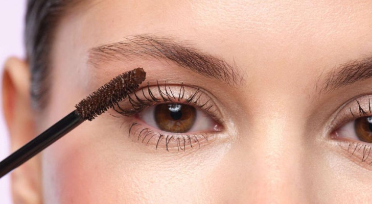 ضارة للعين.. تحذير طبي من الماسكرا المقاومة للماء