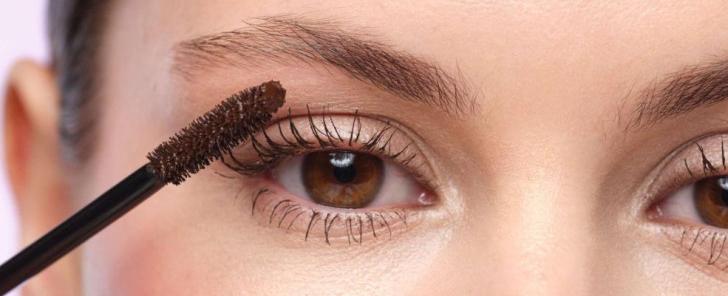 ضارة للعين.. تحذير طبي من الماسكرا المقاومة للماء