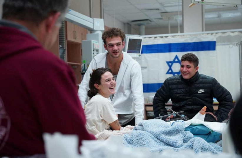 أطباء  إسرائيليّون يتهمون "حماس" بإعطاء الرهائن قبل تحريرهم "حبوب السعادة"