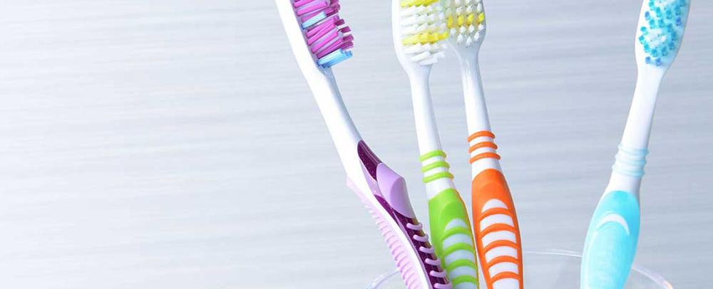 ٦٠٠ فيروس يحوم حول روتينك اليومي... وفرشاة الأسنان إحدى معاقلها