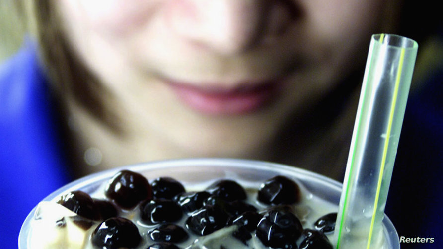 مولعة بـ"شاي الفقاعات".. إزالة ٣٠٠ حصوة من كليتي شابة! 