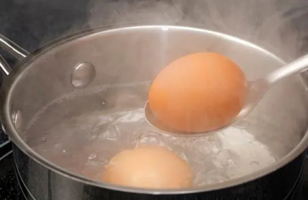فوائد ماء سلق البيض": لهذا السبب عليك الاحتفاظ به"