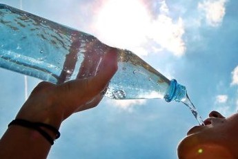 احذروا "فخ" الماء البارد اثناء موجة القيظ