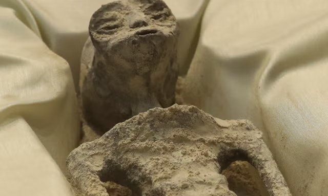 عرض جثث كائنات "فضائية" عمرها ألف عام في برلمان المكسيك