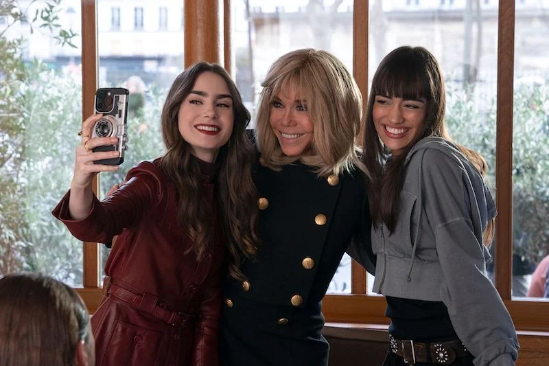 أظهرت "موهبة" في التمثيل.. بريجيت ماكرون تطل في "إميلي إن باريس" 