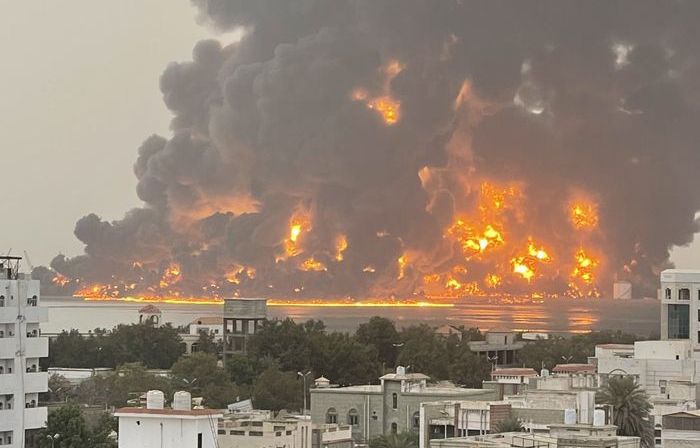 غارات تستهدف مخازن الوقود في الحديدة.."الحوثي" يدفع ثمن تل أبيب واسرائيل تتبنى الهجوم