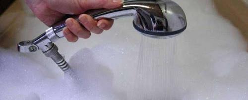 من بينها تفادي حب الشباب.. فوائد مذهلة للاستحمام في المساء