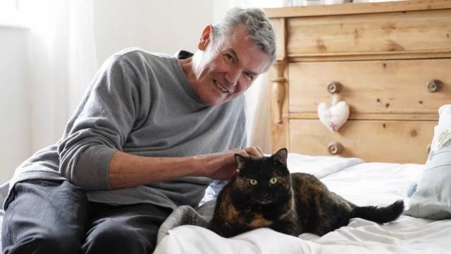 "القطة الممرضة" ترعى صاحبها بعد تشخيصه بالسرطان 