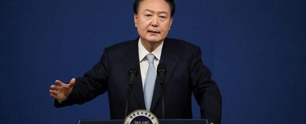 رئيس كوريا الجنوبية يفرض الأحكام العرفية ثم يتراجع...ماذا يحصل؟