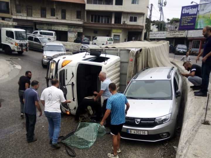 انقلاب شاحنة ل"حزب الله" في الكحالة يتطور الى استنفار للأهالي وسقوط قتيلين.. ماذا حدث؟