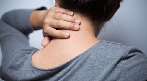 تشنّج الرقبة… السبب الصامت وراء ثالث أكثر الأمراض شيوعًا في العالم