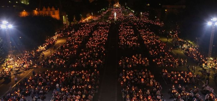 آخر انتاجات الدعاية الروسية ضد فرنسا.."إنزال" عشرات آلاف المسيحيين الى الشوارع احتجاجًا!