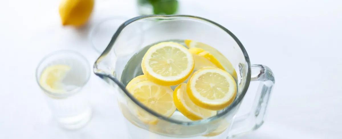 كيف يؤثر شرب الماء بالحامض بانتظام على صحتك؟