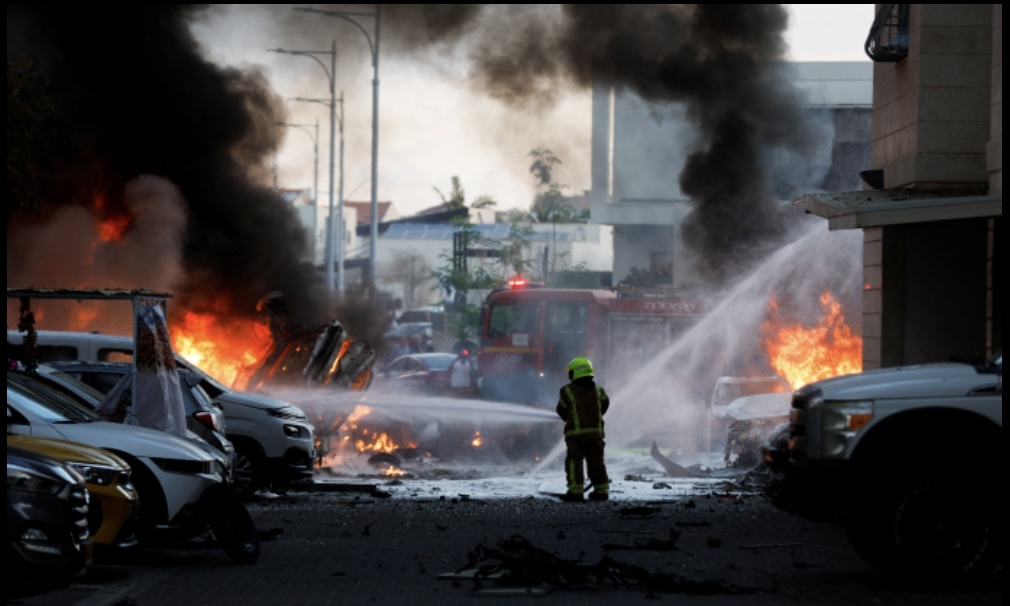 "حماس" تشن "طوفان الأقصى"  المذهل.. وإسرائيل ترد بحرب "السيوف الحديدية" 
