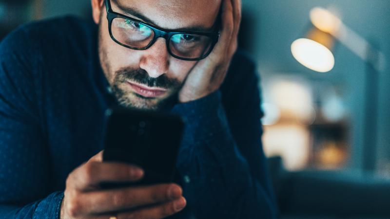 لصحة نفسية أفضل.. تجنّب مشاهدة الأخبار السلبية