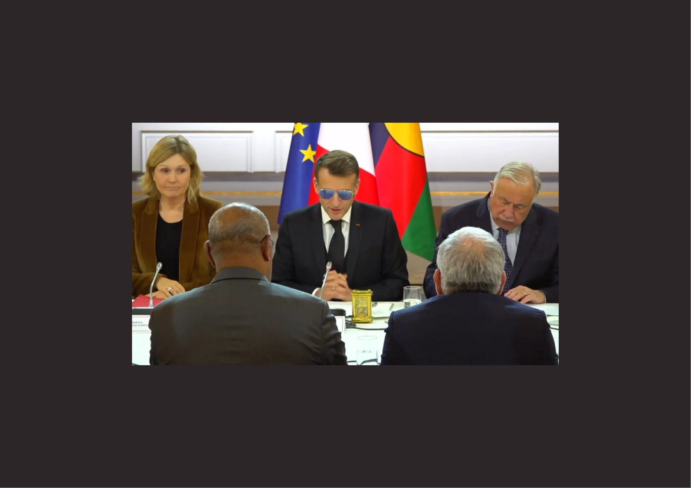 ما قصة النظارات التي بات ماكرون يضعها باستمرار؟