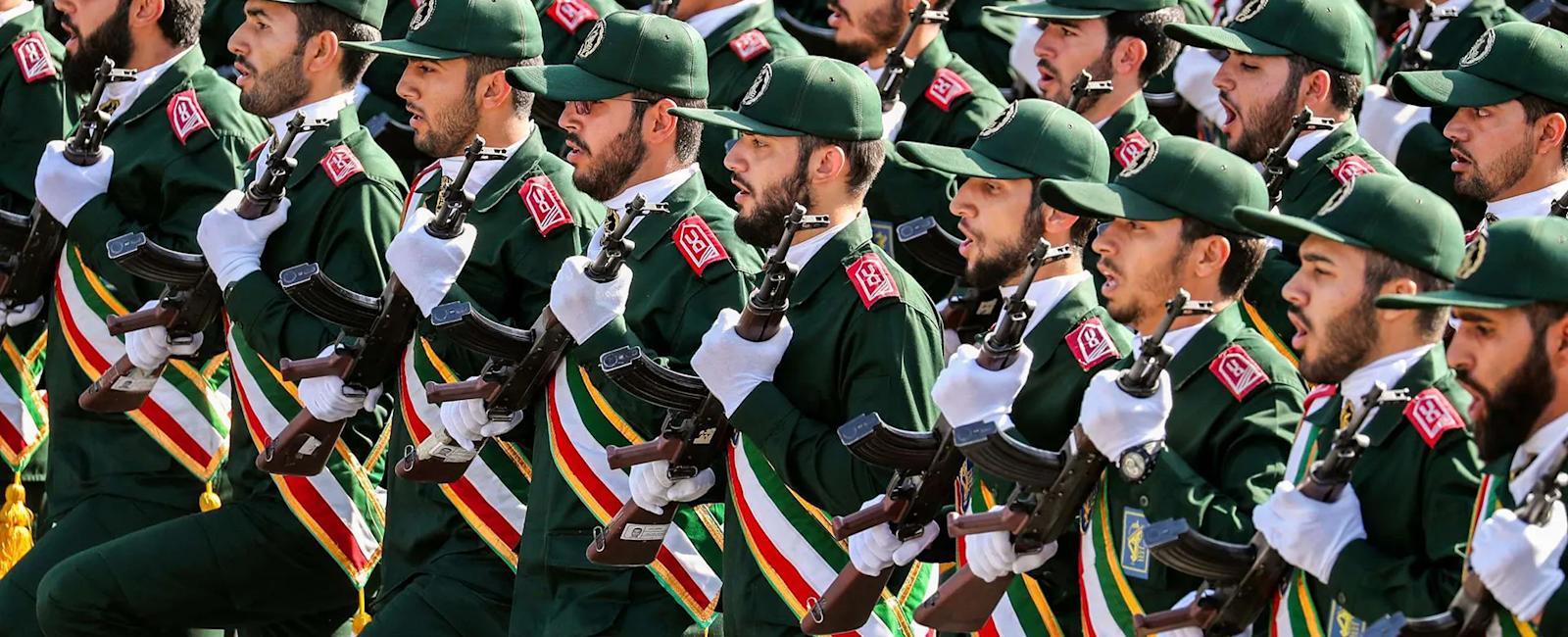 من 70 ريالًا إلى 1.4 مليون للدولار… كيف دمّر الحرس الثوري اقتصاد إيران خلال عقود؟