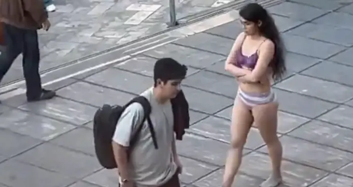 طالبة إيرانية في طهران.. إعتدى الأمن عليها بسبب "عدم شرعية حجابها" فتعرّت 