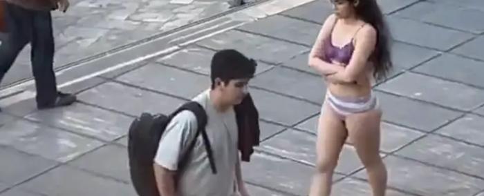 طالبة إيرانية في طهران.. إعتدى الأمن عليها بسبب "عدم شرعية حجابها" فتعرّت