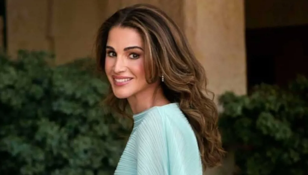 بإطلالة أميرات ديزني... الملكة رانيا تحتفل بعيد ميلادها الخامس والخمسين