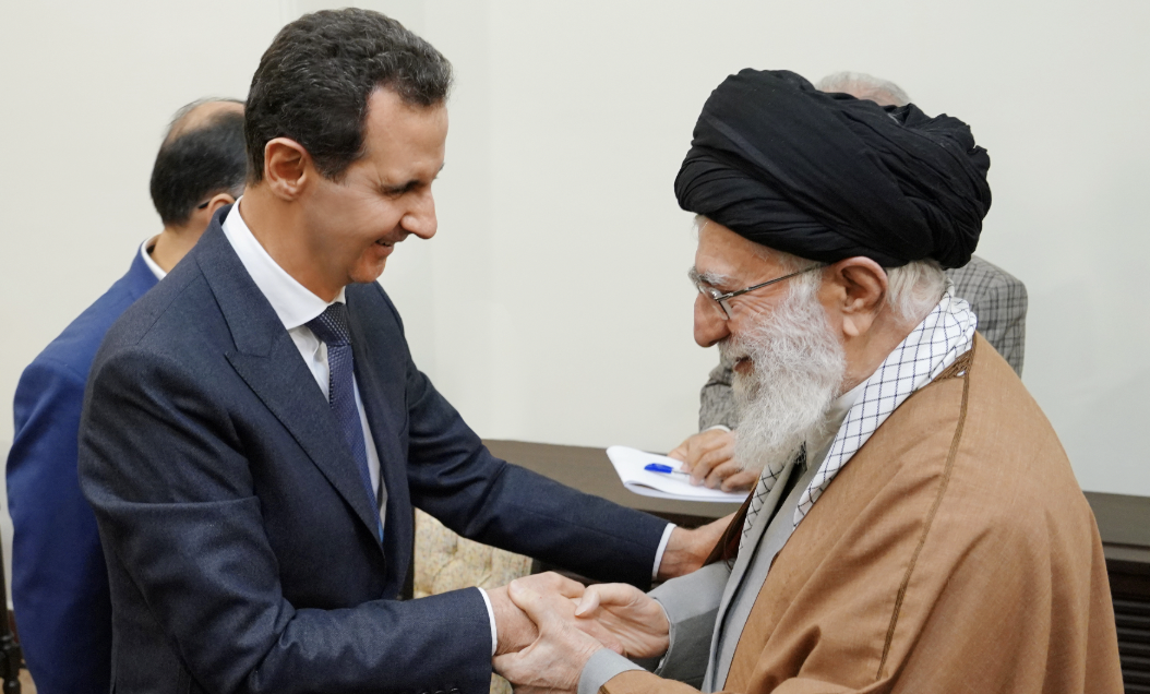 أهانا المرشد".. سجن شقيقين في إيران بسبب تشبيههما خامنئي ببشار الأسد"