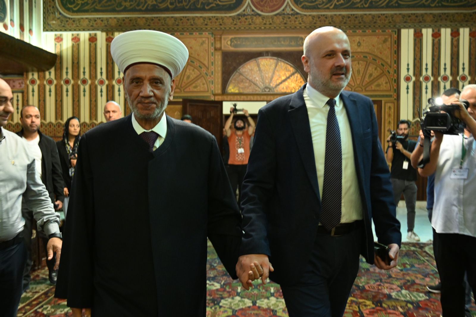 بعد "حرب" الصلاحيات.. المفتي يسحب "فتيل الخلاف" بين الوزير والمدير العام!