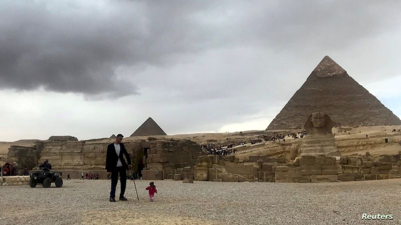 لقاء ثان يجمع أطول رجل وأقصر إمرأة في العالم